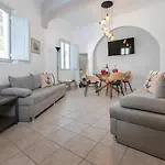 Kamares Neoklassiko 4* Fira (Santorini)